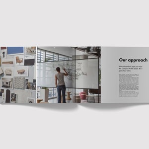 K&ouml;nnte beinhalten: Ein offenes Buch mit wei&szlig;em Hintergrund und schwarzem Text. Die linke Seite zeigt eine Collage von Bildern mit M&ouml;beln und Einrichtungselementen. Die rechte Seite zeigt eine Frau, die auf ein Whiteboard schreibt, auf dem der Text "Our approach" steht, und darunter ein Absatz Text. Der Text lautet "Welcome and we hope you enjoy the Company Profile 2023. Be a part of our future."