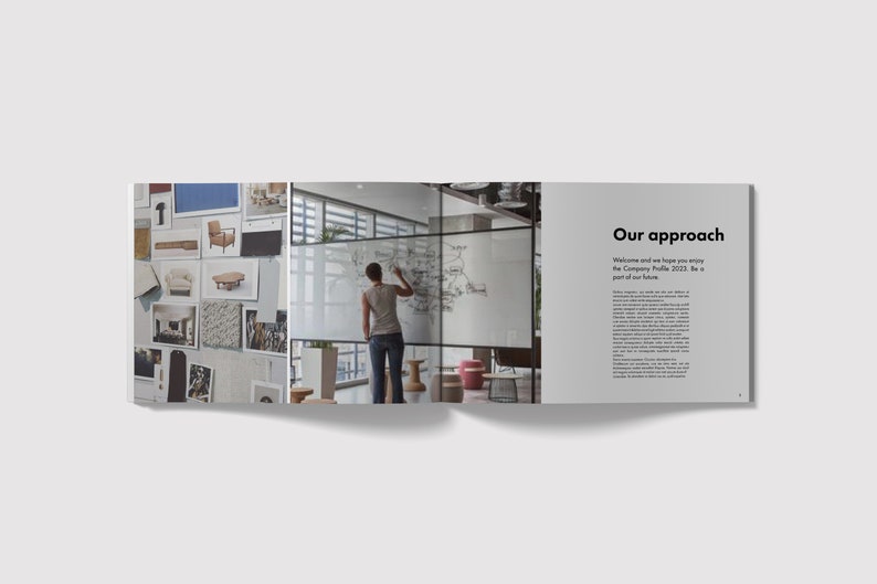 K&ouml;nnte beinhalten: Ein offenes Buch mit wei&szlig;em Hintergrund und schwarzem Text. Die linke Seite zeigt eine Collage von Bildern mit M&ouml;beln und Einrichtungselementen. Die rechte Seite zeigt eine Frau, die auf ein Whiteboard schreibt, auf dem der Text "Our approach" steht, und darunter ein Absatz Text. Der Text lautet "Welcome and we hope you enjoy the Company Profile 2023. Be a part of our future."