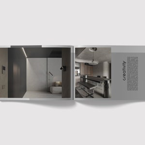K&ouml;nnte beinhalten: Eine Doppelseite aus einem Magazin, die ein modernes Innendesign mit minimalistischem Stil zeigt. Die linke Seite zeigt ein Wohnzimmer mit einer grauen Wand, einem wei&szlig;en Sofa und einer Stehlampe. Die rechte Seite zeigt eine K&uuml;che mit einem langen Holztisch, schwarzen St&uuml;hlen und einer grauen Wand mit dem Wort "Kreativit&auml;t" darauf.