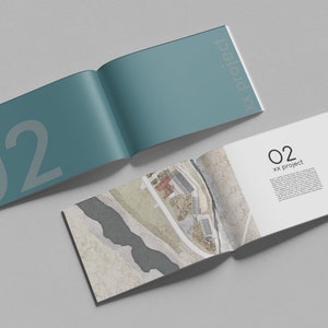 K&ouml;nnte beinhalten: Eine wei&szlig;e und t&uuml;rkisfarbene Brosch&uuml;re mit dem Text "02 xx project" und einer Luftaufnahme eines Geb&auml;udekomplexes.