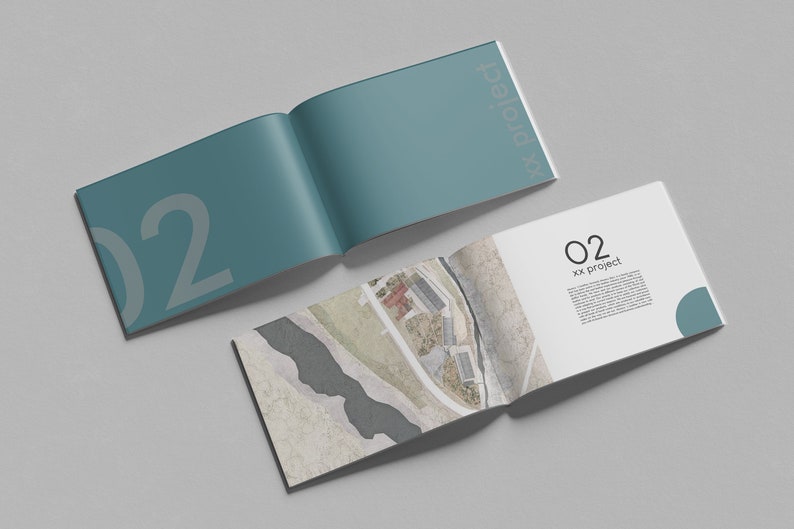 K&ouml;nnte beinhalten: Eine wei&szlig;e und t&uuml;rkisfarbene Brosch&uuml;re mit dem Text "02 xx project" und einer Luftaufnahme eines Geb&auml;udekomplexes.