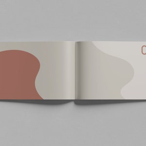 K&ouml;nnte beinhalten: Ein ge&ouml;ffnetes Buch mit einem beigefarbenen Einband und einem braunen abstrakten Design. Der Text "01 xx project" ist auf der rechten Seite gedruckt.