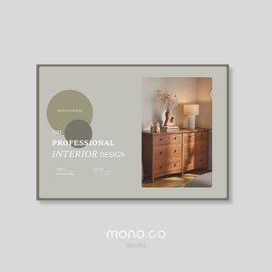 以下が含まれることがあります： 6 つの引き出しが付いた明るい茶色の木製チェスト、白いシェードのランプ、そしてその上に花瓶に入れたドライフラワーがあります。画像には「MONO.CO HOUSE」と「THE PROFESSIONAL INTERIOR DESIGN」のテキストが表示されています。