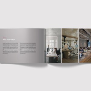 K&ouml;nnte beinhalten: Ein offenes Buch mit grauem Hintergrund und dem Text "About Mono.co Architects". Die rechte Seite zeigt ein Foto eines modernen B&uuml;roarbeitsplatzes mit einem langen Tisch, St&uuml;hlen und Personen, die an Computern arbeiten.