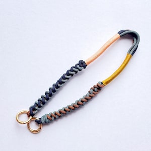 Cordón de muñeca premium marrón y azul / Dije de muñeca personalizado / Cadena de muñeca / Correa de muñeca colorida / Regalos personalizados para ella / Llavero