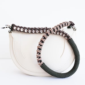 Bandoulière en macramé : breloque en métal argenté, vert armée et beige