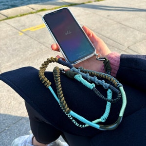 Bandoulière en cuir pour téléphone/Bleu marine verdâtre/Cintre personnalisé en macramé/Lanière pour téléphone portable élégante/Accessoire de téléphone personnalisé unique/Chaîne de téléphone