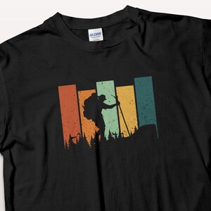 Camiseta retro de senderismo, camiseta vintage con silueta de excursionista, camisa de aventura al aire libre, regalo para amantes de los senderos, ropa para entusiastas de la naturaleza