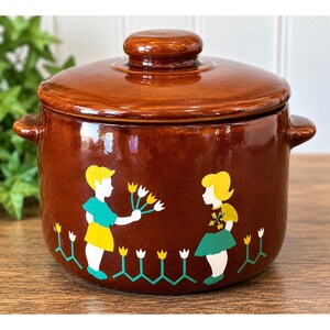 Vintage West Bend Bönkruka med lock Pojke Flicka Tulpaner Brunt Stengods MCM USA