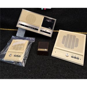Peut inclure: Plusieurs interphones vintage de couleurs crème et marron. Les appareils présentent différentes tailles et designs, avec des grilles de haut-parleurs, des boutons et des cadrans. Un appareil est dans un sac en plastique.