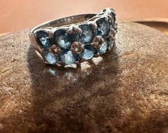 Natürliche Blue & White Topaz Sterling Cluster Band Größe 8