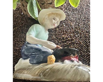 Royal Doulton England Bone China Figur „Flussjunge“ von 1961, HN 2128 (nicht mehr im Sortiment)