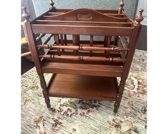 Revistero de madera vintage de Selamat Designs con estante y ruedas de latón.
