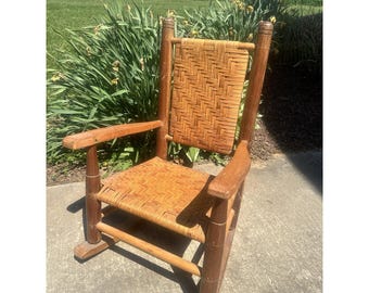 Antiker primitiver Kindergröße Holz Leiter Rücken Schaukelstuhl w / Cane Woven Sitz