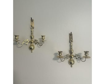 Coppia di applique da parete vintage in ottone a doppio braccio con portacandele affusolati, 9,5 x 10 pollici.