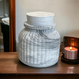Marmorerad Jesmonite prydnadsburk med lock | Modern vas