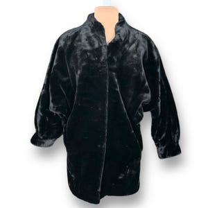 Vintage zwarte jaren 90 imitatiebontjas, maat 10, uitlopende mouw