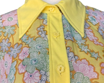 Bluzka z motywem kwiatowym w stylu lat 70. w pastelowym żółtym kolorze z kołnierzykiem sztyletowym, hipisowska, dyskotekowa, w kwiaty retro