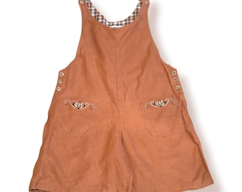 Macacão curto de linho e algodão White Stag dos anos 90 com bordado marrom, estilo cottagecore, modelo lagenlook prairie, tamanho médio folgado feminino.