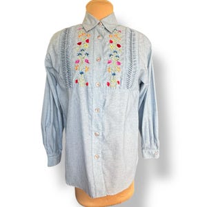 Chemisier brodé en chambray vintage : chemise fleurie des années 80, petite à moyenne