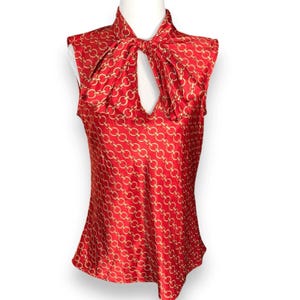90s Anne Klein Red Satin Equestrian Horse Bit Print Bow Tie Blouse Office Siren Old Money Luxury Careerwear Top Small