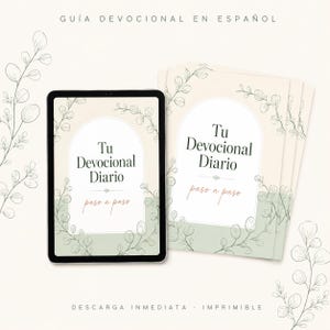 May include: A tablet displaying a digital devotional guide titled Tu Devocional Diario paso a paso, alongside a stack of printed pages with the same design. The cover features a white arch, sage green accents, and delicate line-art eucalyptus leaves.