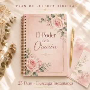 May include: A spiral-bound notebook with a soft pink cover featuring floral illustrations of roses and eucalyptus leaves. The text reads PLAN DE LECTURA BÍBLICA, El Poder de la Oración, and 25 Días · Descarga Instantánea. A gold pen rests beside it.