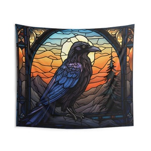 Könnte beinhalten: Eine Glasmalerei-Wandbehang mit einem schwarzen Raben, der auf einem Ast vor einem Sonnenuntergangshintergrund sitzt. Der Rabe hat blaue und violette Federn und ist in einem realistischen Stil dargestellt. Der Wandbehang ist von einem dekorativen Rahmen umgeben.