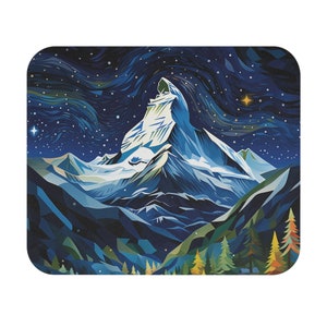 Può includere: Un'illustrazione digitale di una cima di montagna con uno sfondo di cielo notturno stellato. La montagna è di colore blu chiaro con neve bianca sulla cima. Il cielo è blu scuro con stelle bianche e una galassia vorticosa. La montagna è circondata da alberi verde scuro.