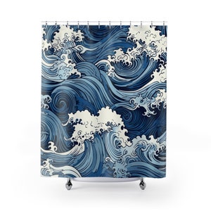 Pode incluir: Um cortina de chuveiro azul e branco com um padrão de ondas japonesas. As ondas são estilizadas e têm um design em espiral.