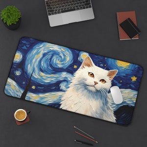 Pode incluir: Um gato branco com orelhas laranja sobre um fundo branco com uma pintura de noite estrelada azul e amarela. O gato está olhando para a câmera.