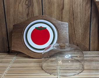 Super süsser Vintage MCM Teak und Fliesen Untersetzer/Käseplatte. Tomate mit Kunststoff Haube