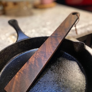 Spatule Wrangler en noyer | Spatule en fonte faite main en bois dur | Tournevis antiadhésif sûr | Outil de cuisine occidental rustique | grattoir en bois