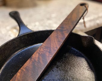 Espátula Wrangler de nogal / Espátula de hierro fundido de madera dura hecha a mano / Espátula antiadherente / Herramienta de cocina rústica occidental / Raspador de madera