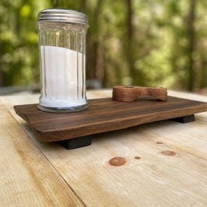 Handgemaakte massief houten verhoging, koffiebaropstelling van walnoothout