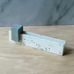 Suporte de exposição de concreto moderno em terrazzo: suporte versátil para fotos, cartões e decoração de mesa