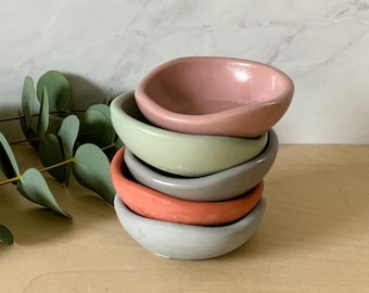 Concrete Catchall Bowl - Modern Entryway Key Organizer, Minimalist Desk Tray, Sculptural Home Decor Gift
