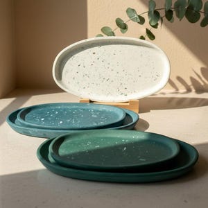 Elegante bandeja ovalada de hormigón de terrazo: decoración versátil para velas, plantas y adornos.