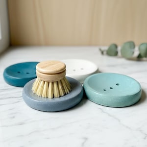 Handgefertigte runde Seifenschale aus Beton mit Drainagelöchern - modernes Badezimmerdekor & umweltfreundliches Accessoire