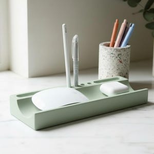 Organizador de mesa moderno em cimento: armazenamento minimalista em pedra para telefone, canetas e artigos de papelaria.