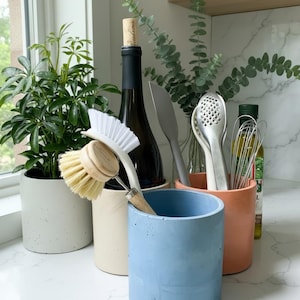 Organizador de cocina moderno de hormigón: versátil soporte para utensilios, botellero y macetero para encimeras.