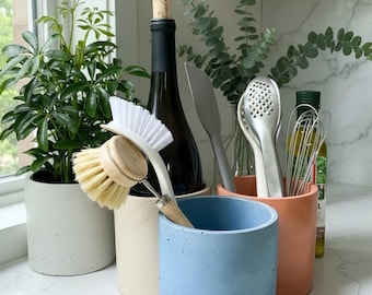 Organizador de cocina moderno de hormigón: versátil soporte para utensilios, botellero y macetero para encimeras.