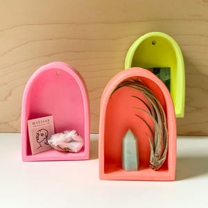 Välvd vägghylla för kuriosa: Mångsidig displaynisch för prydnadssaker, altare, helgedomar och udda föremål