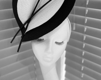 Ascot Damen-Renntag-Anlass, Doppelscheiben-Kopfbedeckung, Hut-Fascinator in Schwarz und Weiß mit Federkiel-Detail und Perlen