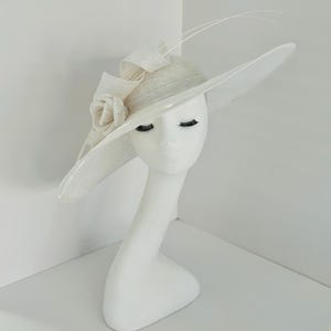 Snelle verzending!! Ascot ladies race day super verbluffende gelegenheid hoofddeksel hoed fascinator in wit met opvallende ganzenveer