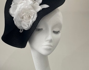 Fascinator per copricapo Ascot da donna per il giorno della gara, con dettagli floreali in seta bianco e nero o colori su misura