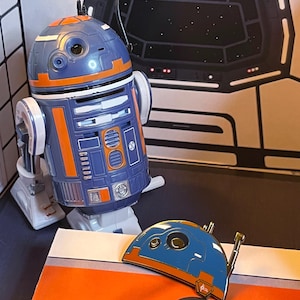 The Droid - SK-620 Halcyon Galactic Starcruiser Enamel Pin
