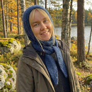 Modello facile per lavorare a maglia una sciarpa con cappuccio