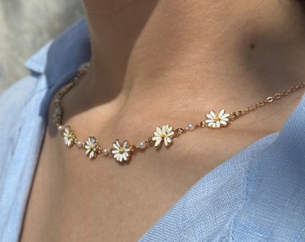 Daisy Necklace, Valentine's Day Gift, Tiny Daisy Necklace