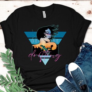 Retro Gecko T-Shirt: Artistic Woman & Lizard Design